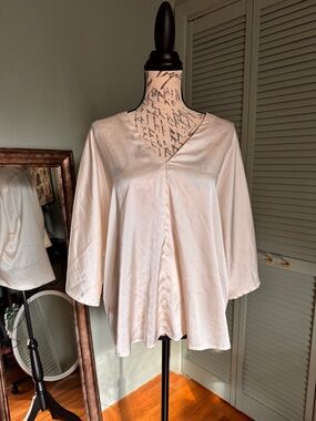 Banana Republic Cream Satin V-Neck Flutter Sleeve Blouse